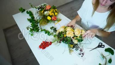 年轻可爱的女设计师用鲜花、<strong>定制</strong>的主题作品创造色彩，每天都在<strong>办公</strong>室的餐桌上